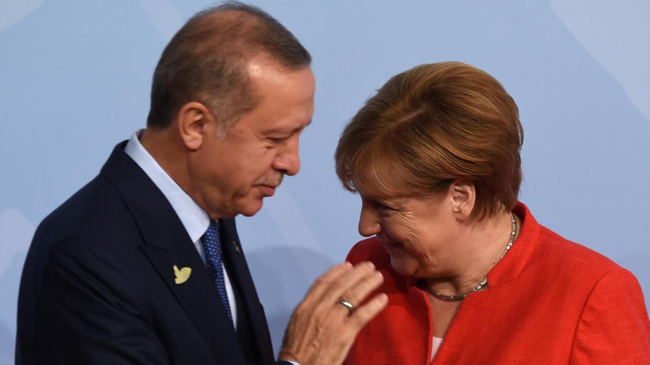 Bundeskanzlerin Angela Merkel begrüßt Recep Tayyip Erdogan, Präsident der Türkei, am 07.07.2017 in Hamburg beim G20-Gipfel.