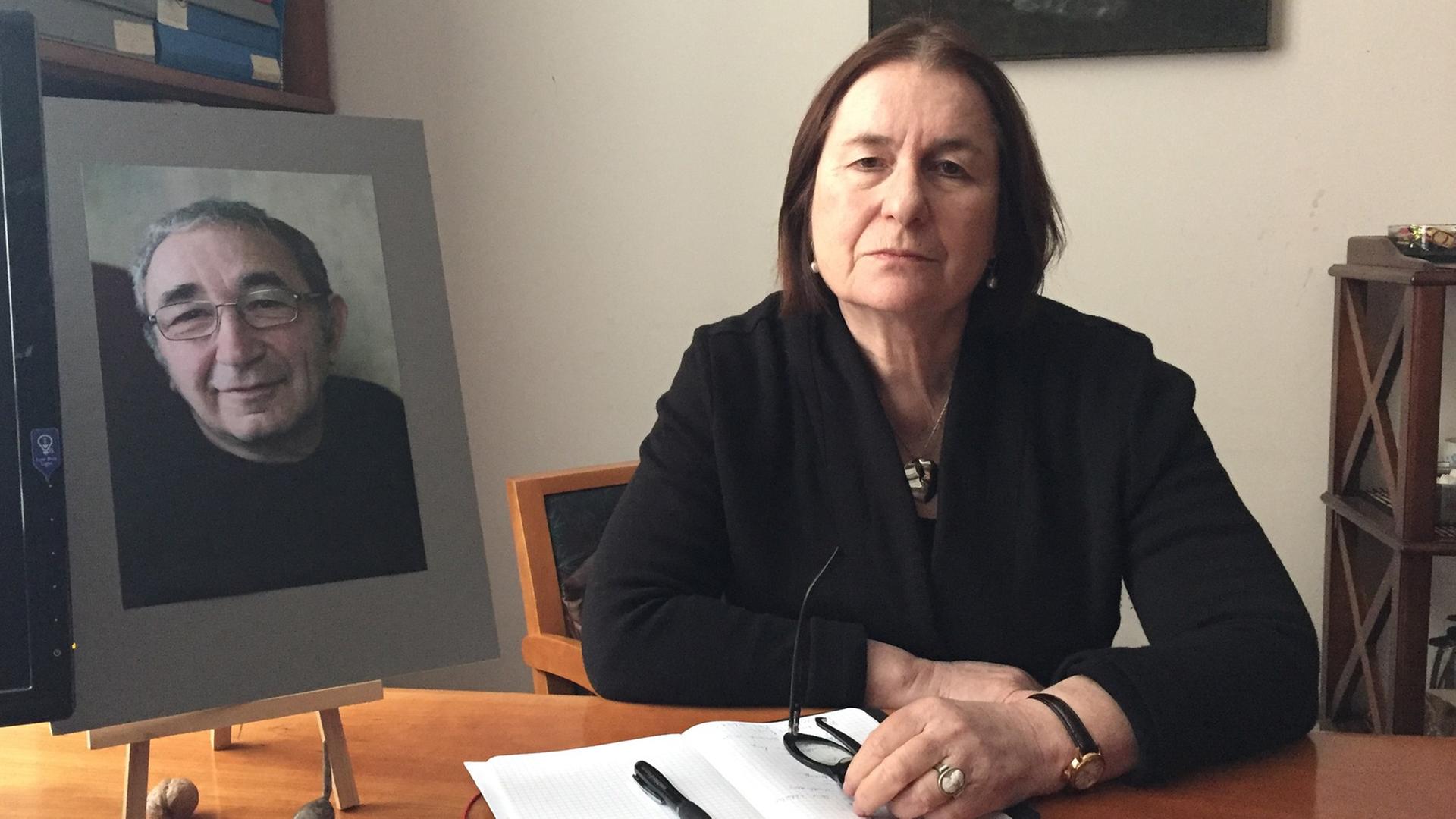 Irina Scherbakowa mit Foto des verstorbenen Memorial-Vorsitzenden Arsenij Roginskij Irina Scherbakowa mit Foto des verstorbenen Memorial-Vorsitzenden Arsenij Roginskij