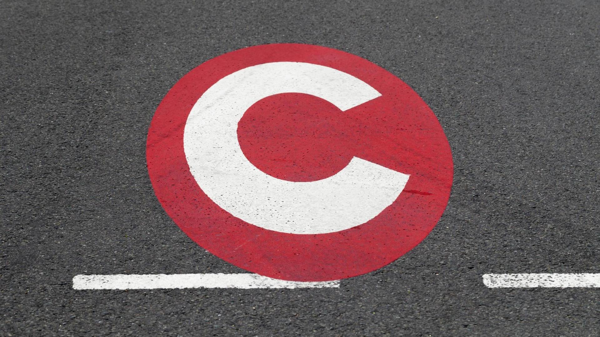 "Congestion Charge", Logo für die Londoner City-Maut auf der Straße, London, England, Großbritannien, Europa | Verwendung weltweit, Keine Weitergabe an Wiederverkäufer.
