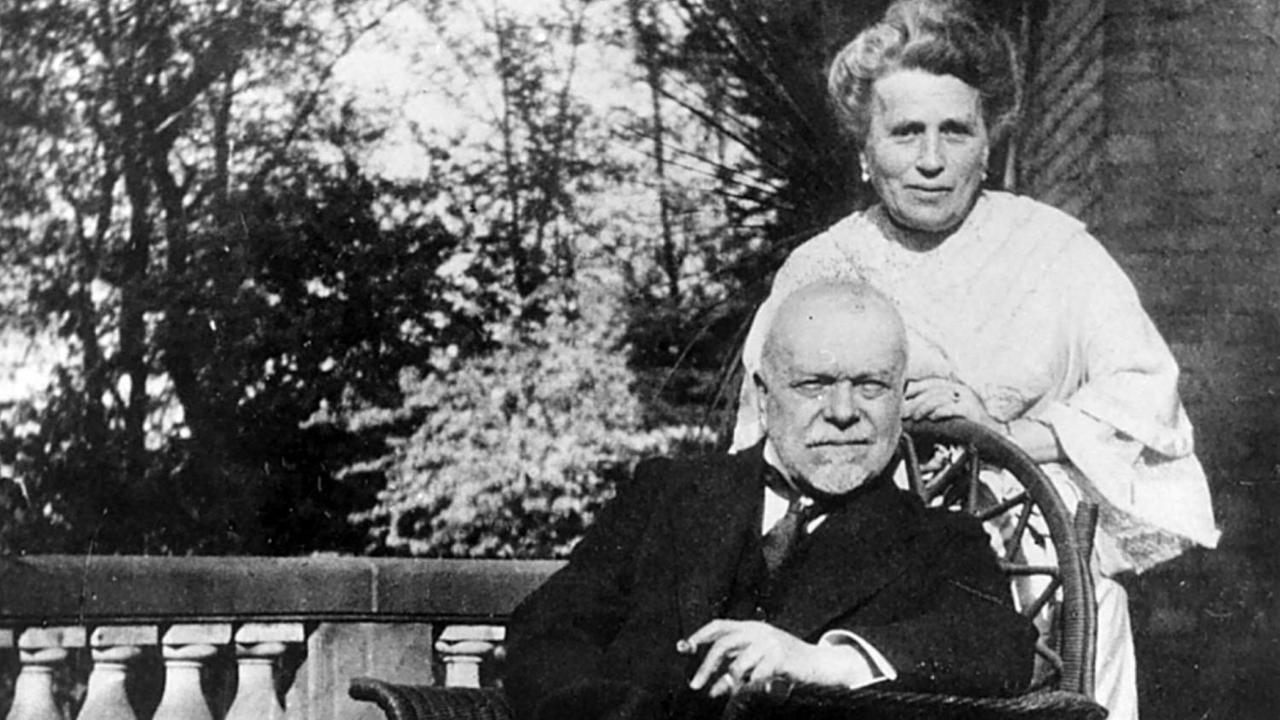 Rudolf und Emilie Mosse posieren auf der Terrasse für ein gemeinsames Porträt. Rudolf und Emilie Mosse posieren auf der Terrasse für ein gemeinsames Porträt.