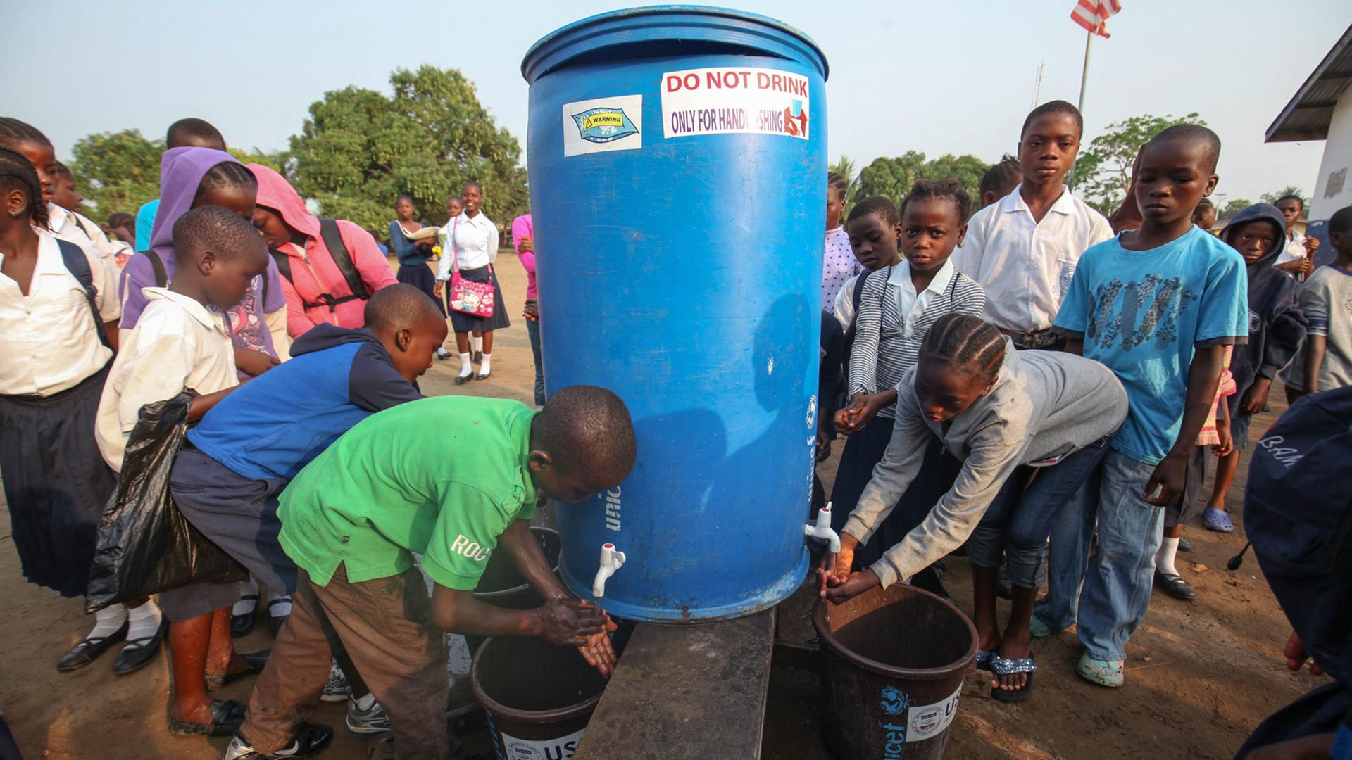 Schüler in Monrovia (Liberia) waschen sich die Hände, um sich vor Ebola zu schützen. Schüler in Monrovia (Liberia) waschen sich die Hände, um sich vor Ebola zu schützen.