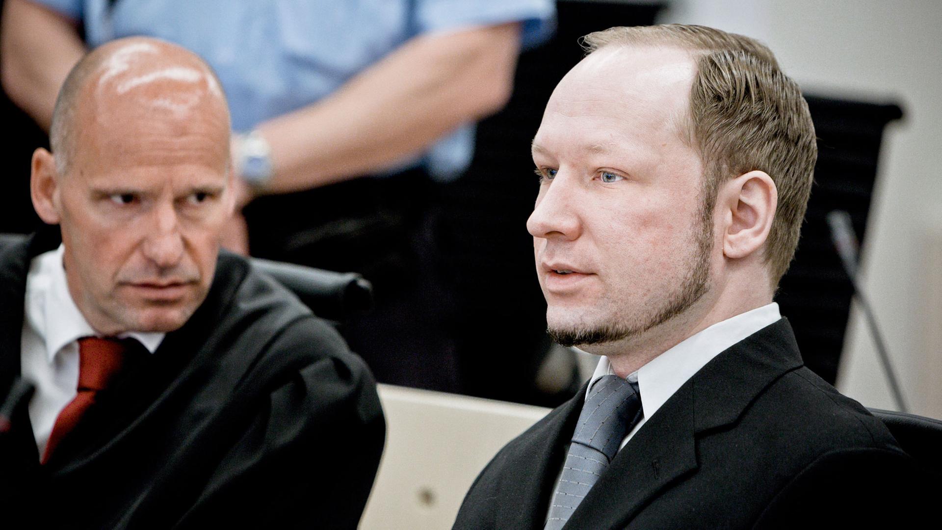 Jurist Geir Lippestad (rechts) neben dem norwegischen Massenmörder Anders Breivik im Gerichtssaal Jurist Geir Lippestad (rechts) neben dem norwegischen Massenmörder Anders Breivik im Gerichtssaal