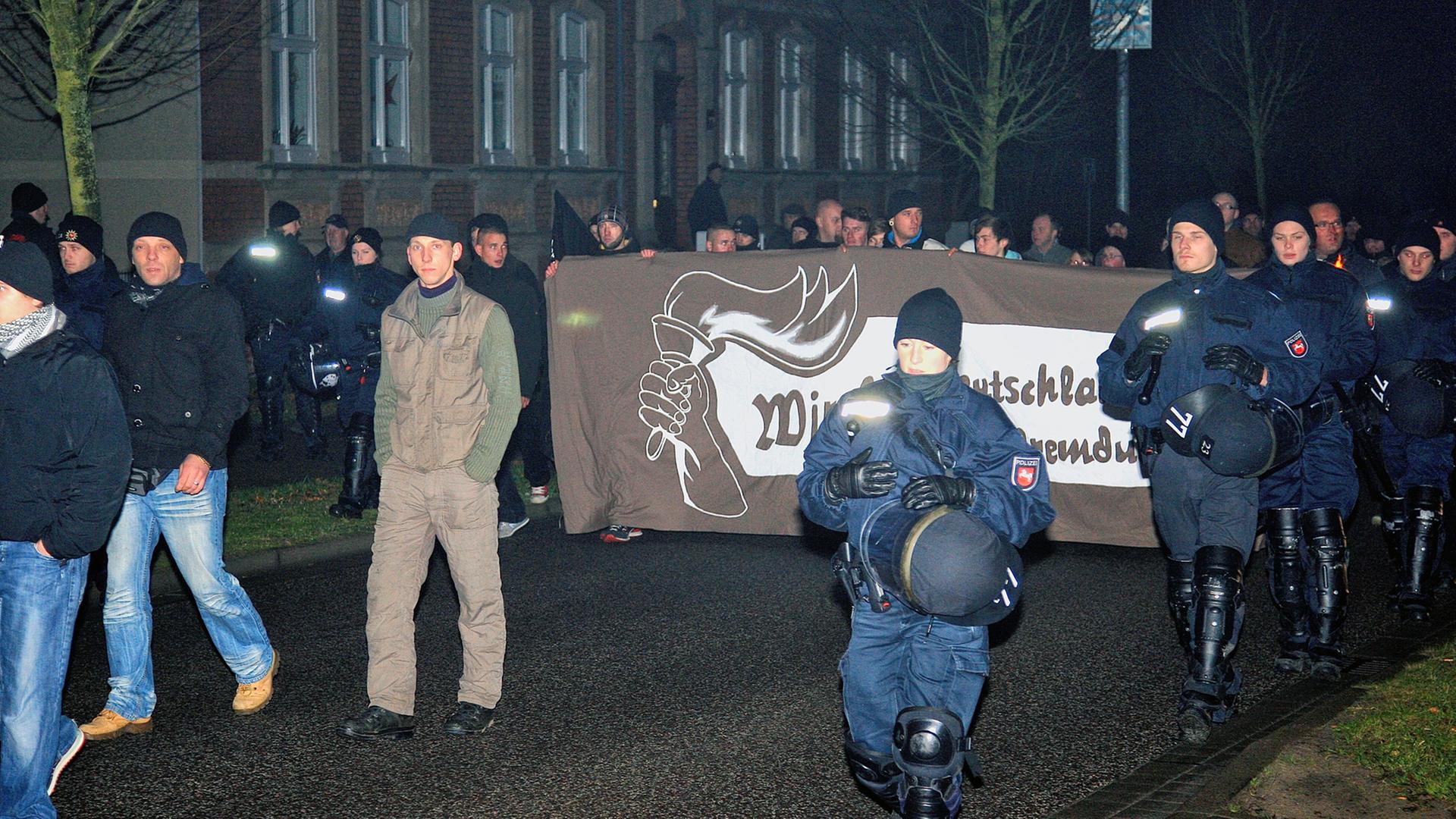 Begleitet von Polizisten marschieren Rechte bei einer Demonstration in Wittstock zu den Wohnungen der Flüchtlinge. Begleitet von Polizisten marschieren Rechte bei einer Demonstration in Wittstock zu den Wohnungen der Flüchtlinge.