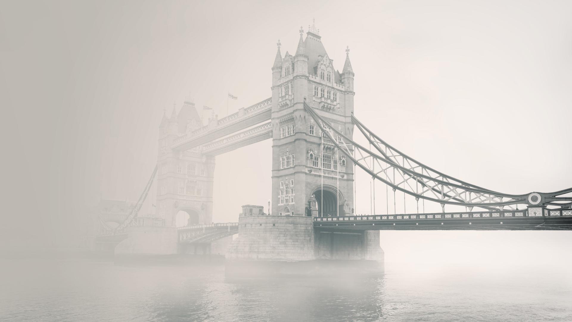 Die London Tower Bridge in einer historischen Aufnahme. Die London Tower Bridge in einer historischen Aufnahme.