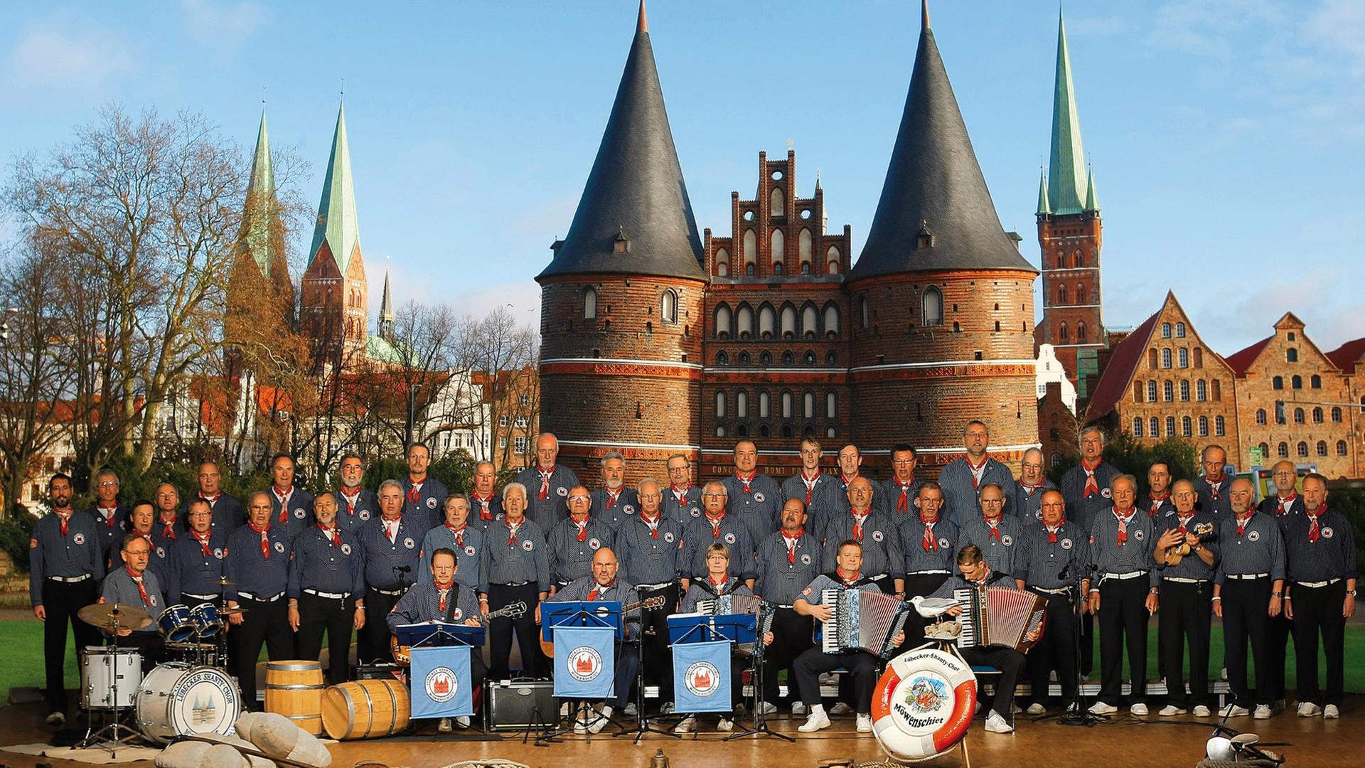 Shantychor Möwenschiet vor dem Holstentor Shantychor Möwenschiet vor dem Holstentor
