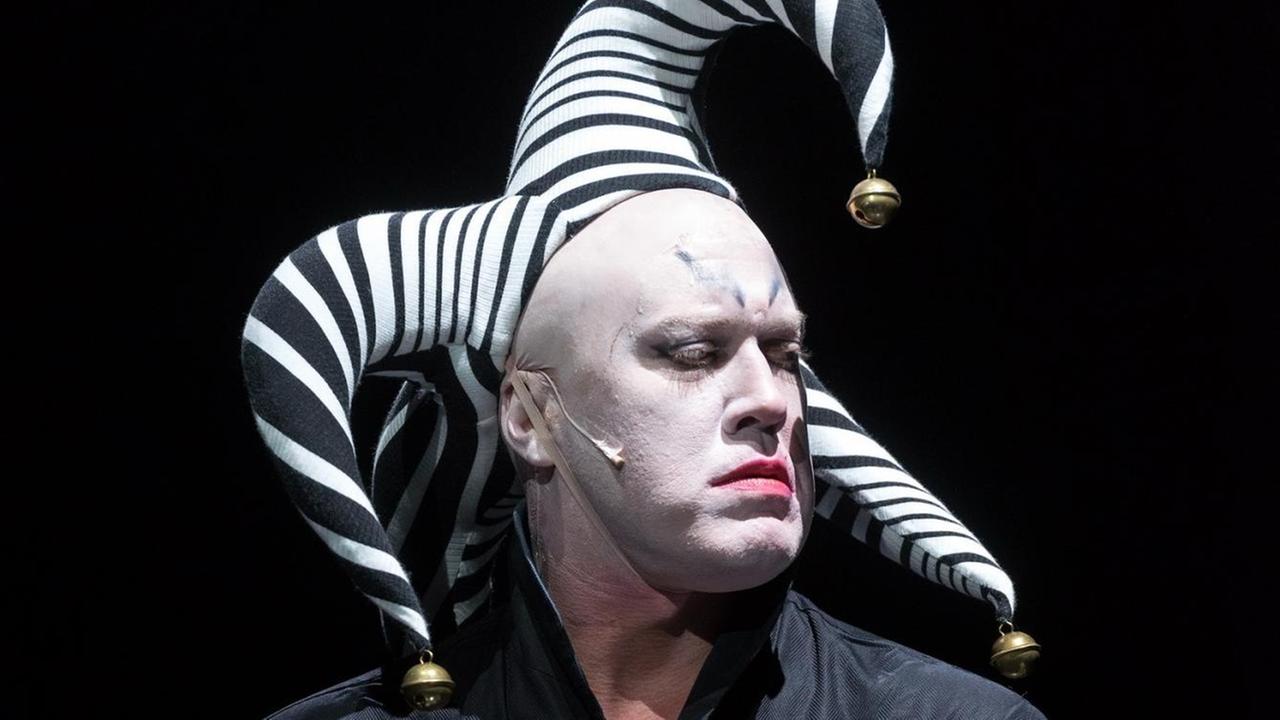 Nicholas Ofczarek (Hendrik Höfgen) als Mephisto am Wiener Burgtheater, September 2018 Nicholas Ofczarek (Hendrik Höfgen) als Mephisto am Wiener Burgtheater, September 2018