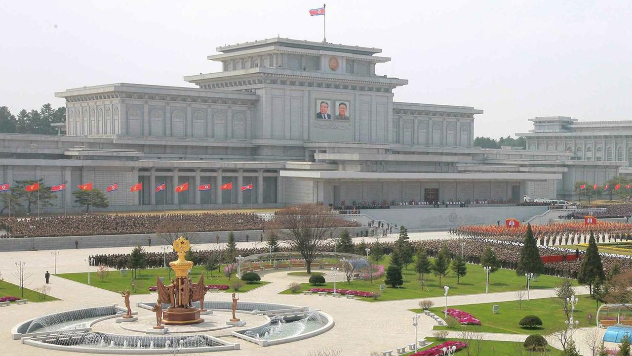 Neu gestalteter Platz vor Mausoleum in Pyöngyang. Foto vom 26.04.2013 Neu gestalteter Platz vor Mausoleum in Pyöngyang. Foto vom 26.04.2013