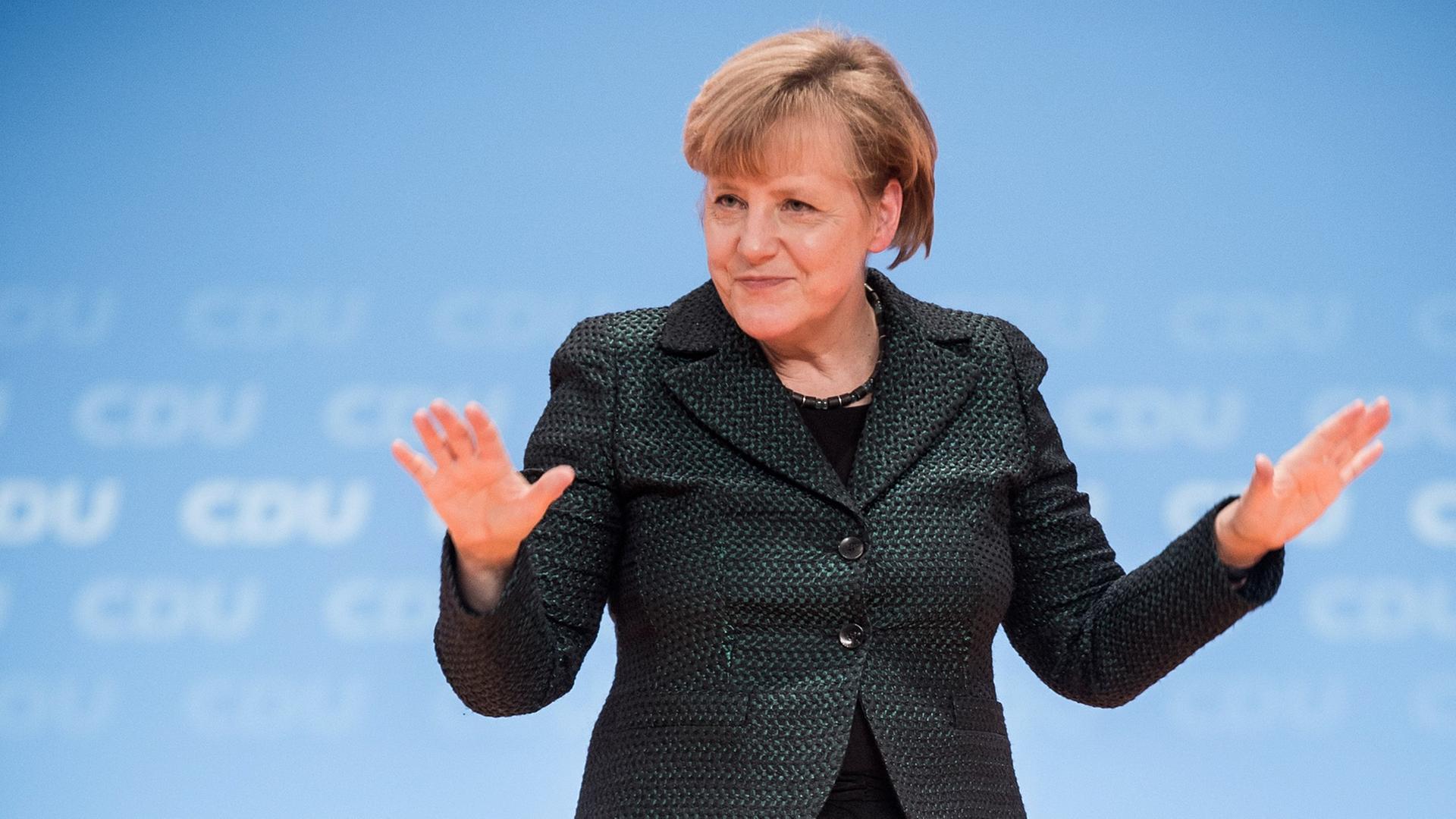 Die CDU-Vorsitzende und Bundeskanzlerin Angela Merkel winkt am 09.12.2014 in Köln (Nordrhein-Westfalen) nach ihrer Rede während des Bundesparteitages der CDU. Die CDU-Vorsitzende und Bundeskanzlerin Angela Merkel winkt am 09.12.2014 in Köln (Nordrhein-Westfalen) nach ihrer Rede während des Bundesparteitages der CDU.
