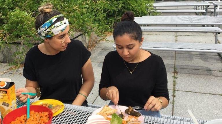 Beneich und Sultani beim Picknick. Beneich und Sultani beim Picknick.