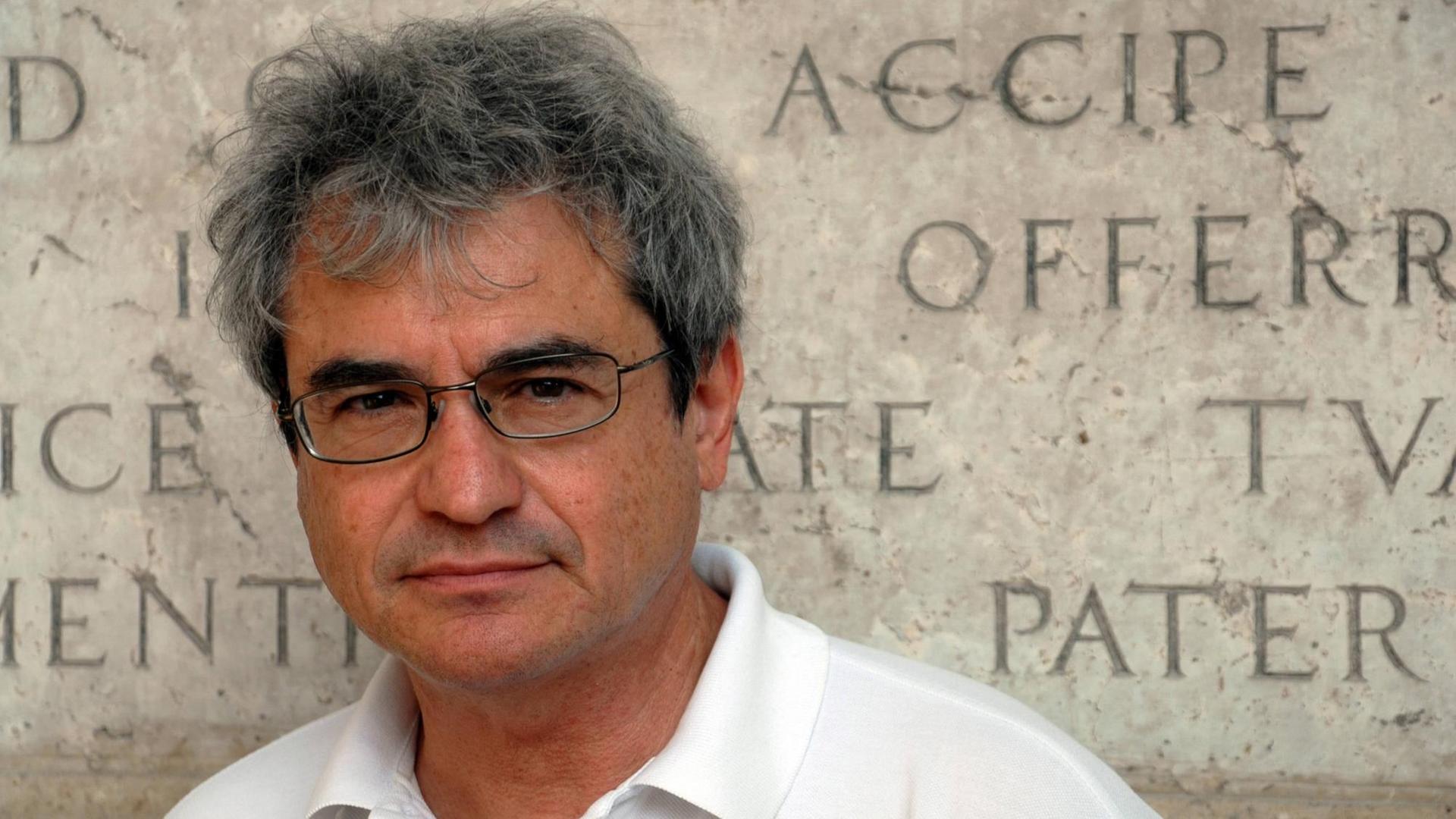 Ein Porträt des Physikers Carlo Rovelli. Ein Porträt des Physikers Carlo Rovelli.