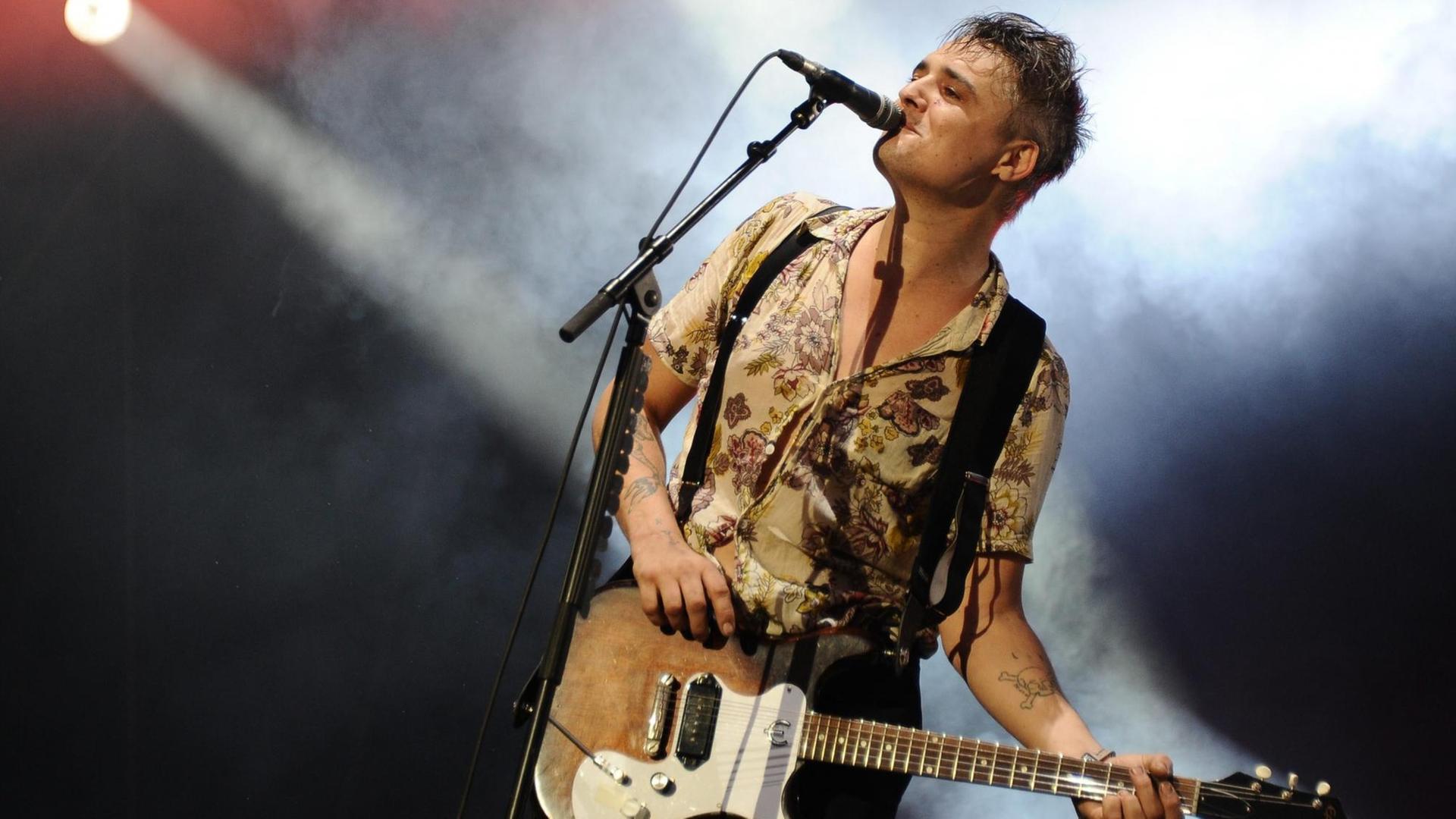 Pete Doherty bei einem Auftritt mit den Libertines auf dem Vieilles Charrues Festival 2016 in Frankreich Pete Doherty bei einem Auftritt mit den Libertines auf dem Vieilles Charrues Festival 2016 in Frankreich
