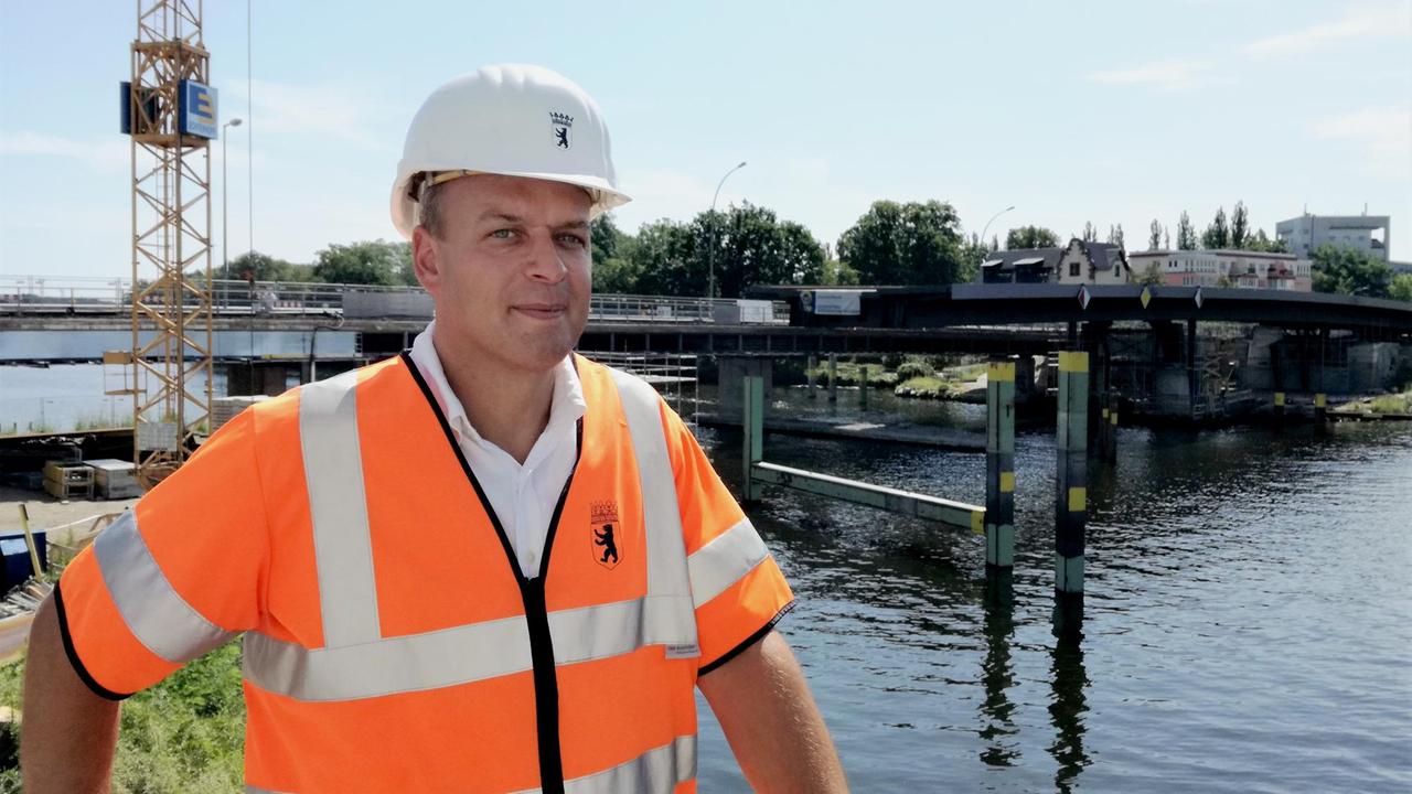 Arne Huhn, Senatsverwaltung für Verkehr, mit Helm und Warnweste vor der Baustelle der Salvador-Allende-Brücke. Arne Huhn, Senatsverwaltung für Verkehr, mit Helm und Warnweste vor der Baustelle der Salvador-Allende-Brücke.