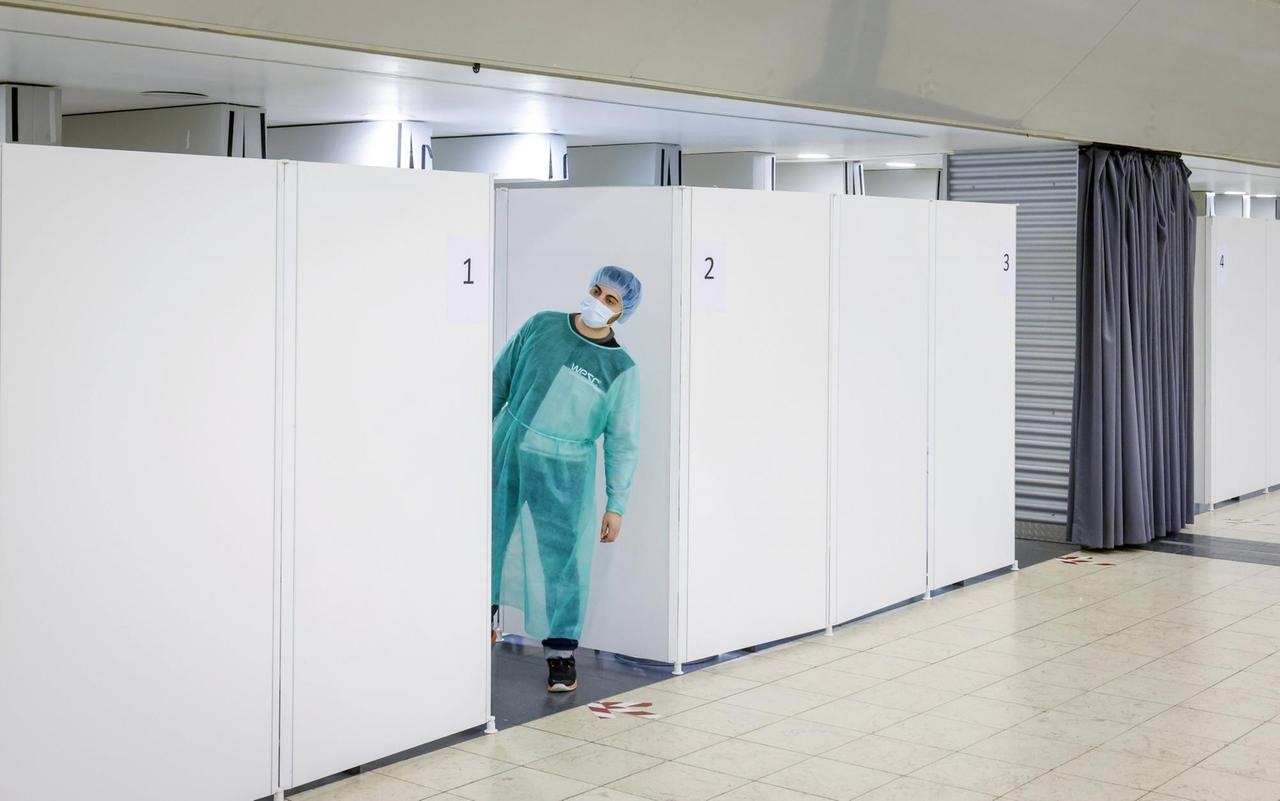 Ein Apotheker, der den Schnelltest durchführt, wartet vor seiner Kabine auf die nächste Testperson. Ein Apotheker, der den Schnelltest durchführt, wartet vor seiner Kabine auf die nächste Testperson.