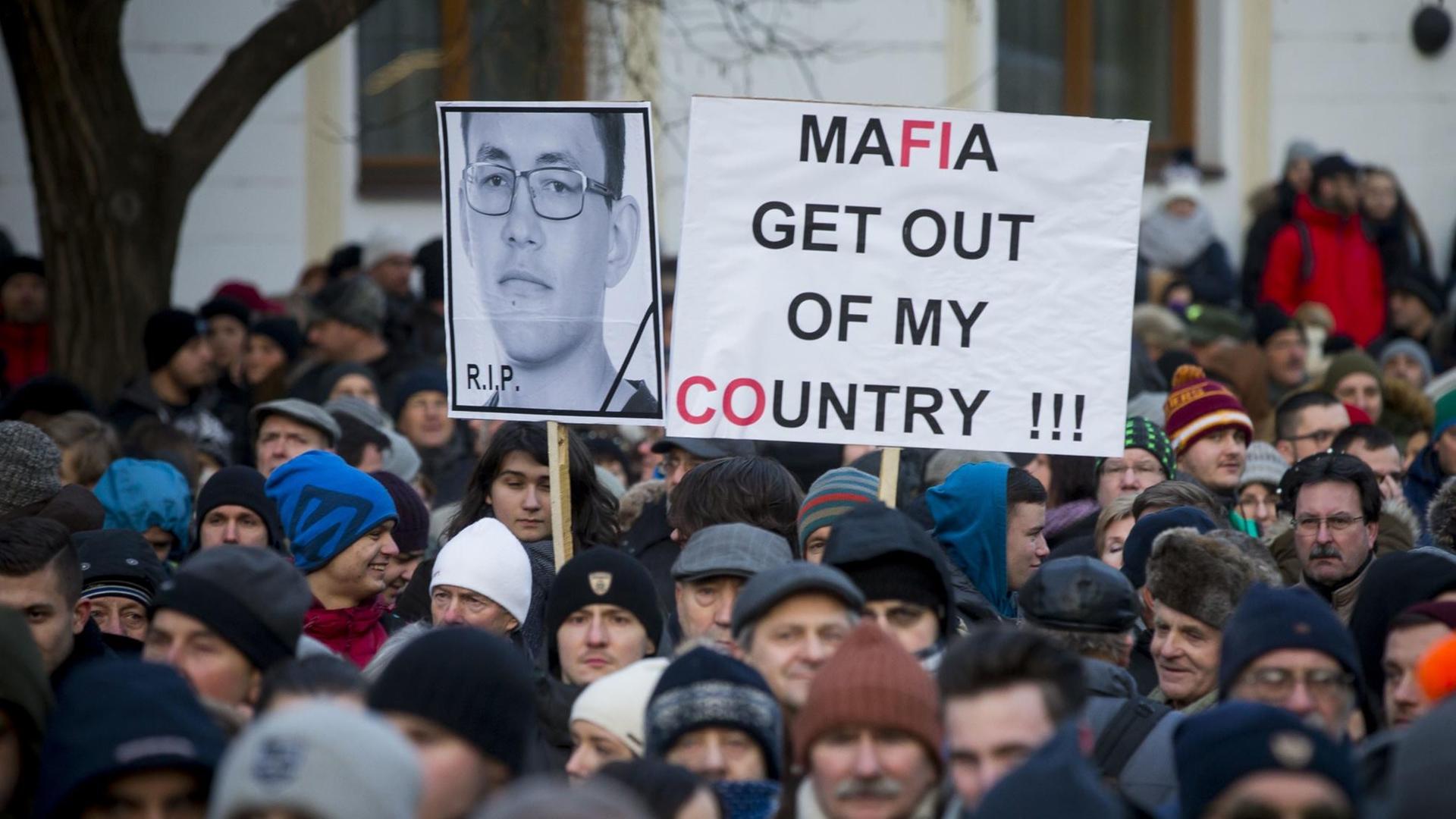 Protestmarsch in Bratislawa, Slowakei, nach Mord an dem Journalisten Jan Kuciak und seiner Verlobten. Demonstranten halten ein Schild hoch, auf dem steht: Rest in Peace! Protestmarsch in Bratislawa, Slowakei, nach Mord an dem Journalisten Jan Kuciak und seiner Verlobten. Demonstranten halten ein Schild hoch, auf dem steht: Rest in Peace!