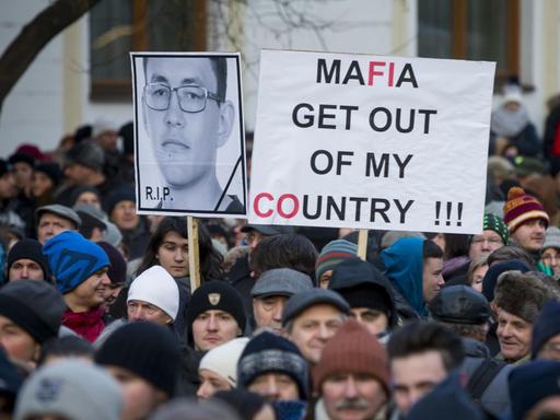 Protestmarsch in Bratislawa, Slowakei, nach Mord an dem Journalisten Jan Kuciak und seiner Verlobten. Demonstranten halten ein Schild hoch, auf dem steht: Rest in Peace!