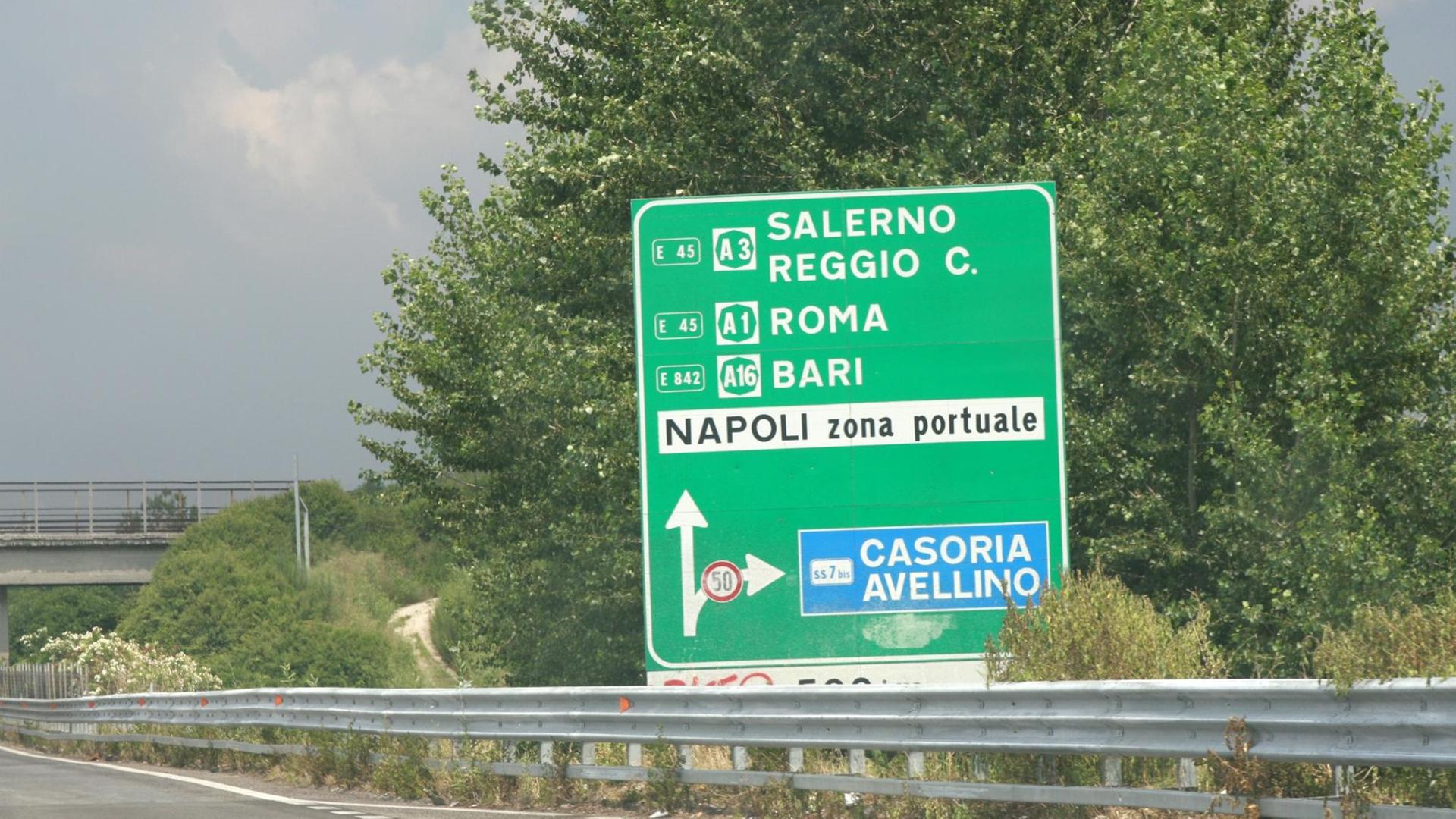 Ein Schild auf der italienischen Autostrada gibt die Richtung nach Salerno, Reggio Calabria, Roma (Rom), Casoria, Avellino und Bari an Ein Schild auf der italienischen Autostrada gibt die Richtung nach Salerno, Reggio Calabria, Roma (Rom), Casoria, Avellino und Bari an