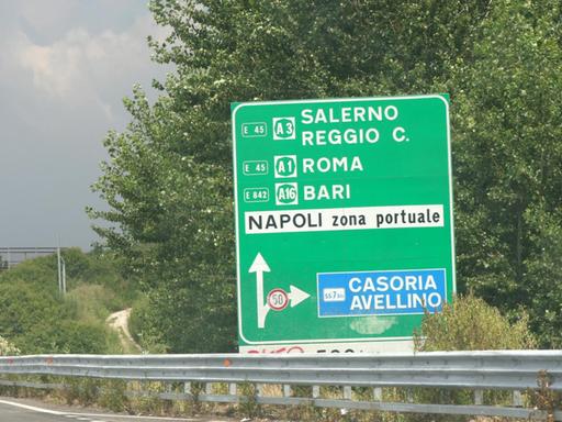 Ein Schild auf der italienischen Autostrada gibt die Richtung nach Salerno, Reggio Calabria, Roma (Rom), Casoria, Avellino und Bari an