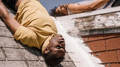 Die beiden Künstler von "Black Spirituals" liegen mit dem Rücken auf Dachschrägen