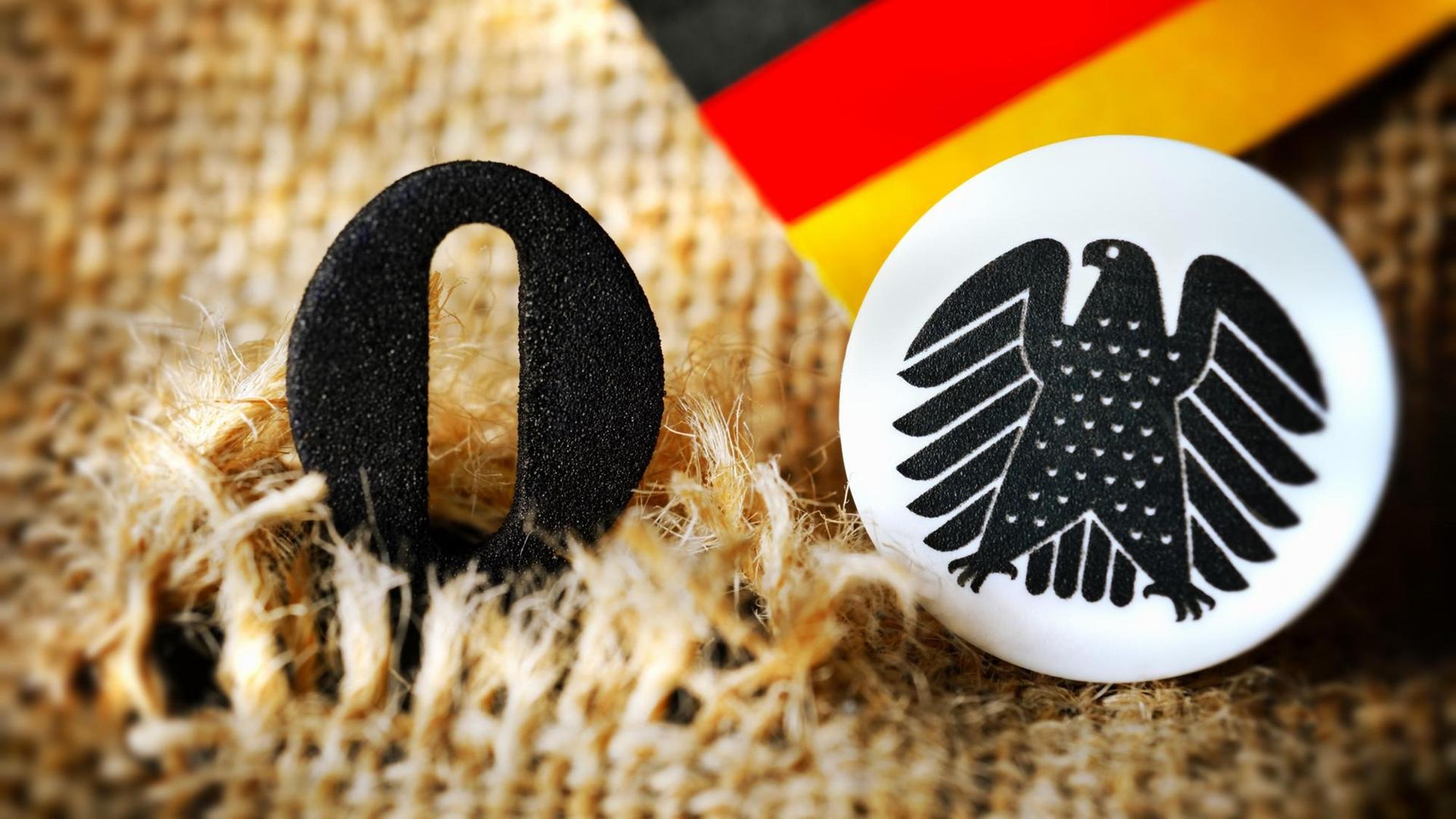 Die schwarze Null guckt aus einem aufgerissenen Geldsack heraus. Die schwarze Null guckt aus einem aufgerissenen Geldsack heraus.