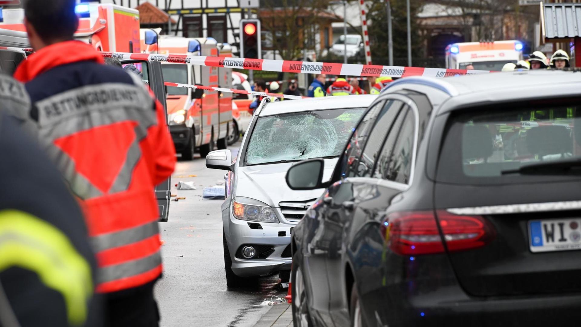 Die Unfallstelle in Volkmarsen mit dem Auto, das in eine Menschenmenge gerast sein soll. Die Unfallstelle in Volkmarsen mit dem Auto, das in eine Menschenmenge gerast sein soll.