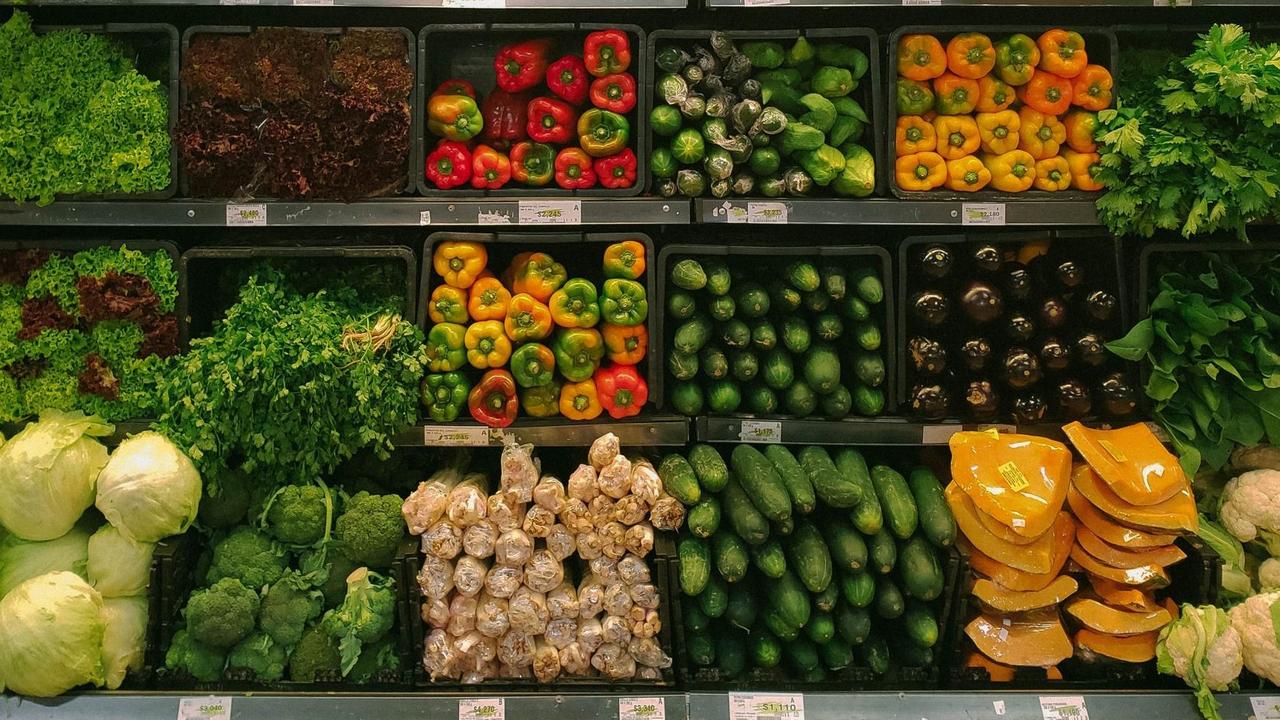 Supermarktregal mit Gemüse Supermarktregal mit Gemüse