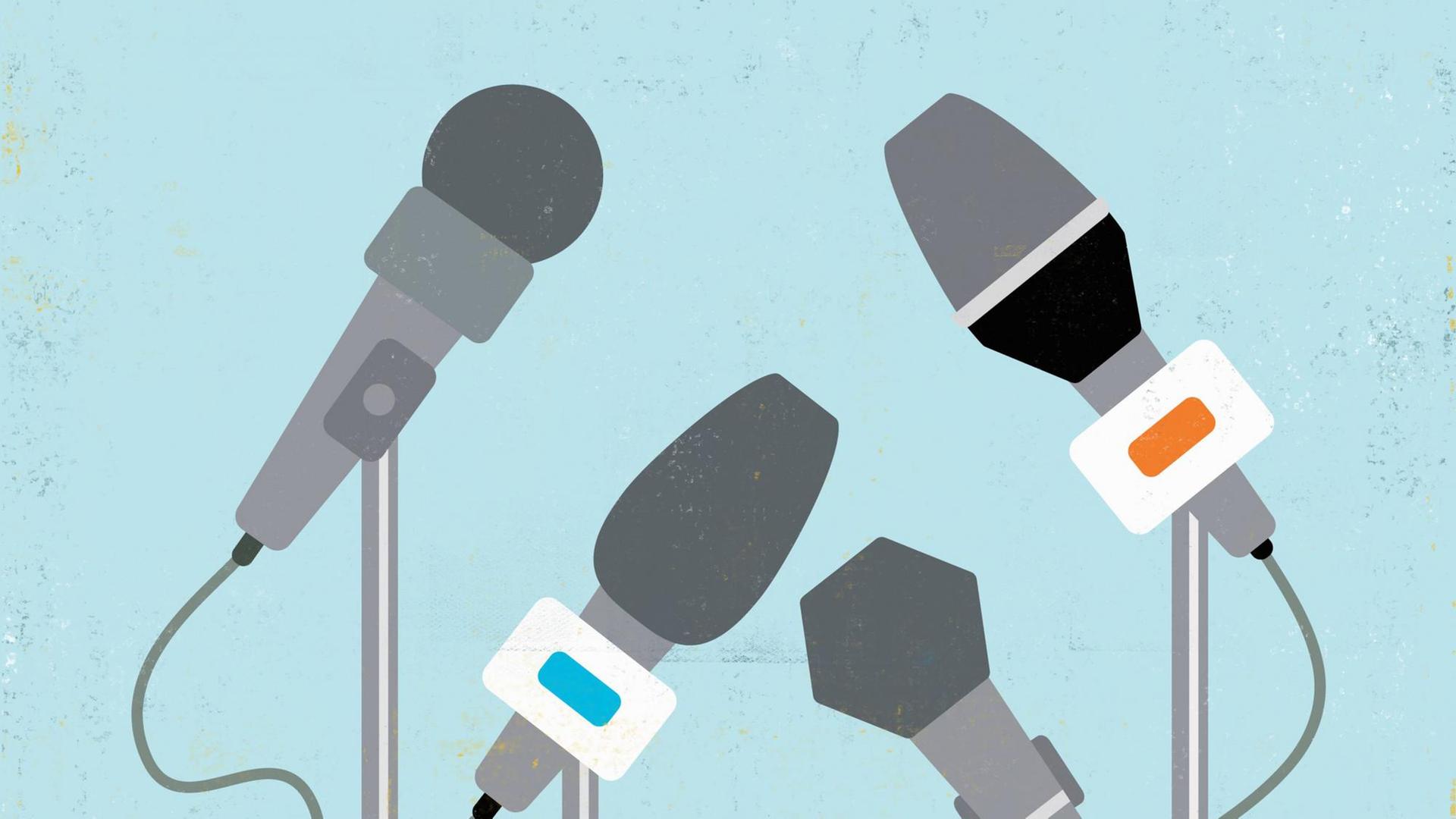 Verschiedene Mikrofone vor blauem Hintergrund