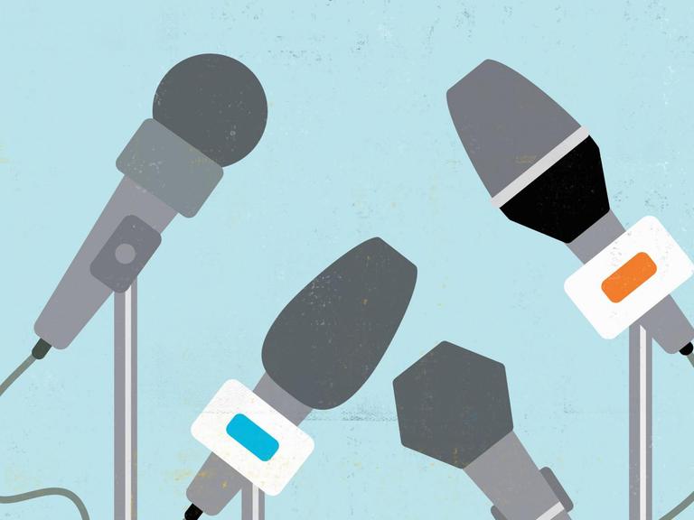Vier illustrierte Mikrofone vor hellblauem Hintergrund.
