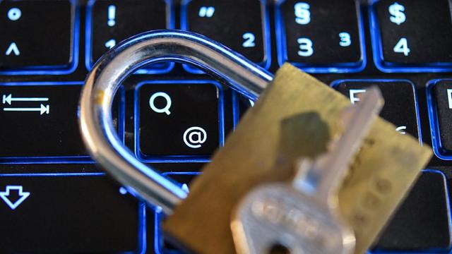 Ein Schloss liegt auf einer Tastatur eines Computers
