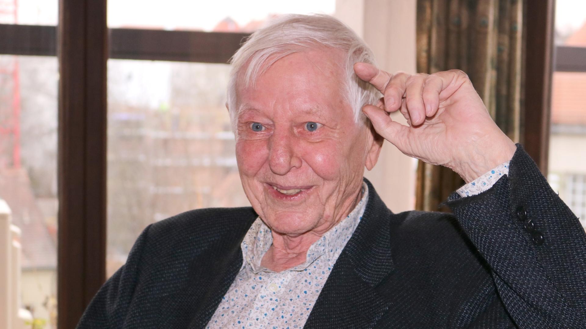 Hans Magnus Enzensberger in seiner Wohnung in München Hans Magnus Enzensberger in seiner Wohnung in München