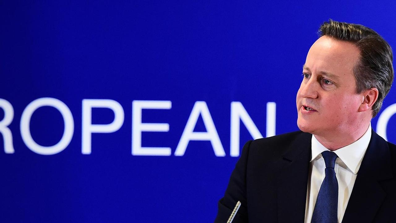 Der britische Premier sitzt während der Abschlusspressekonferenz zum EU-Gipfel in Brüssel vor einer Wand mit dem Schriftzug "europäisch". Der britische Premier sitzt während der Abschlusspressekonferenz zum EU-Gipfel in Brüssel vor einer Wand mit dem Schriftzug "europäisch".