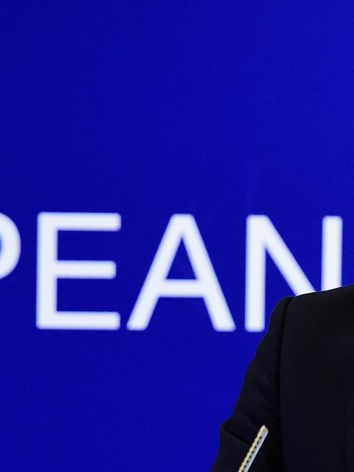 Der britische Premier sitzt während der Abschlusspressekonferenz zum EU-Gipfel in Brüssel vor einer Wand mit dem Schriftzug "europäisch".