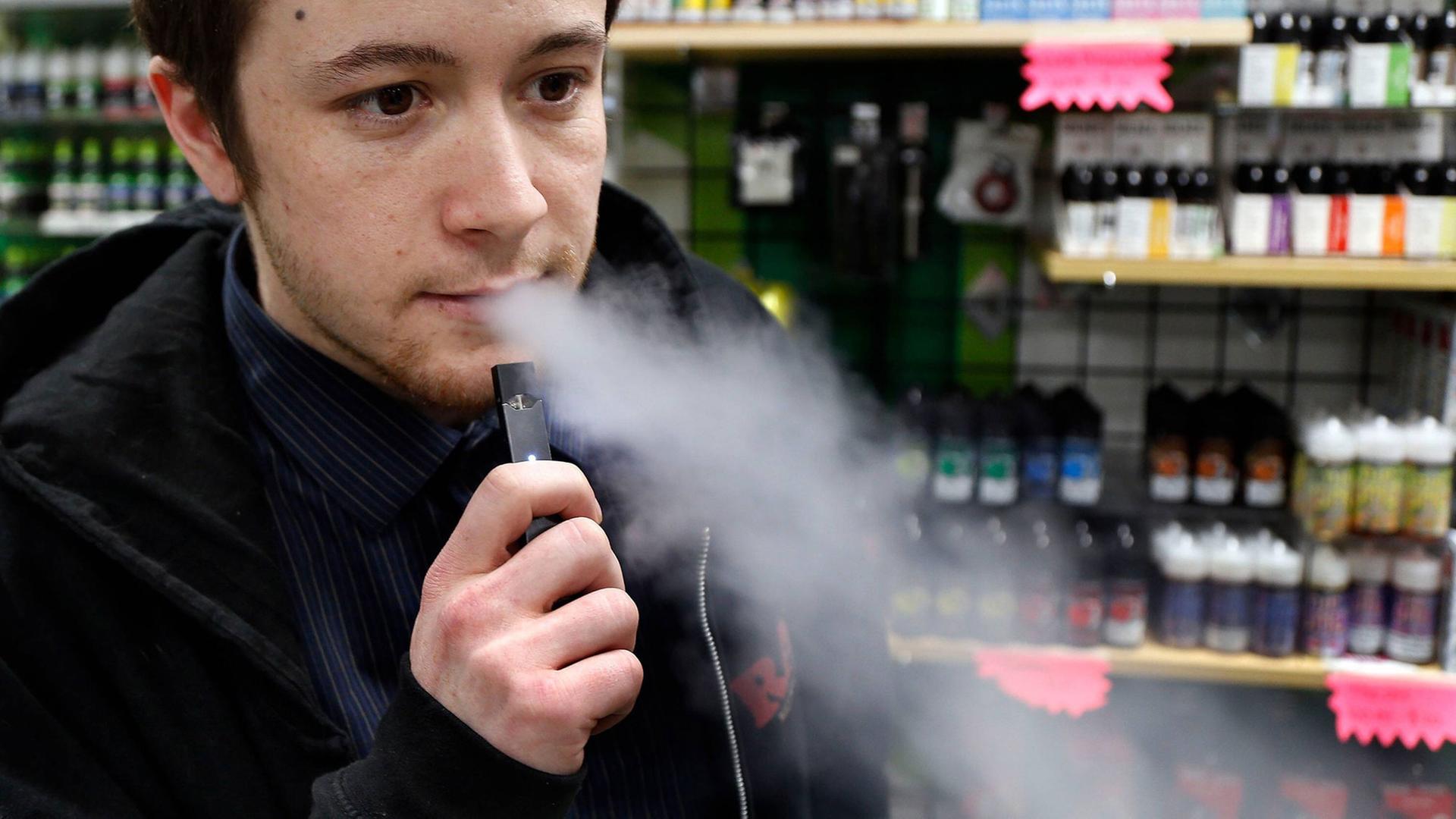 Juul-Raucher in den USA: Gesundheitsexperten sind besorgt, dass eine ganze Generation nikotinsüchtig wird. Juul-Raucher in den USA: Gesundheitsexperten sind besorgt, dass eine ganze Generation nikotinsüchtig wird.