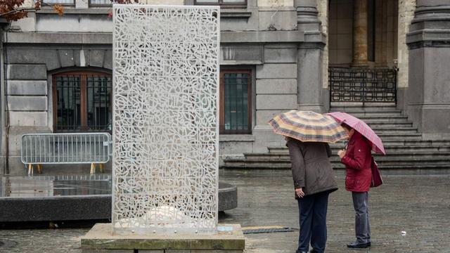 Eine Plastik des Molenbeeker Künstlers Moustapha Zoufri, um der Opfer der Anschläge von Paris und Brüssel zu gedenken. Die Einweihung des Denkmals fand am 8.11.2016 statt.
