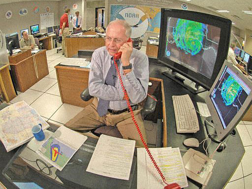 Der Direktor des amerikanischen Hurrikan-Zentrums Max Mayfield während eines Einsatz am 10. July als Hurrikan Dennis über Florida zog. Der Direktor des amerikanischen Hurrikan-Zentrums Max Mayfield während eines Einsatz am 10. July als Hurrikan Dennis über Florida zog.