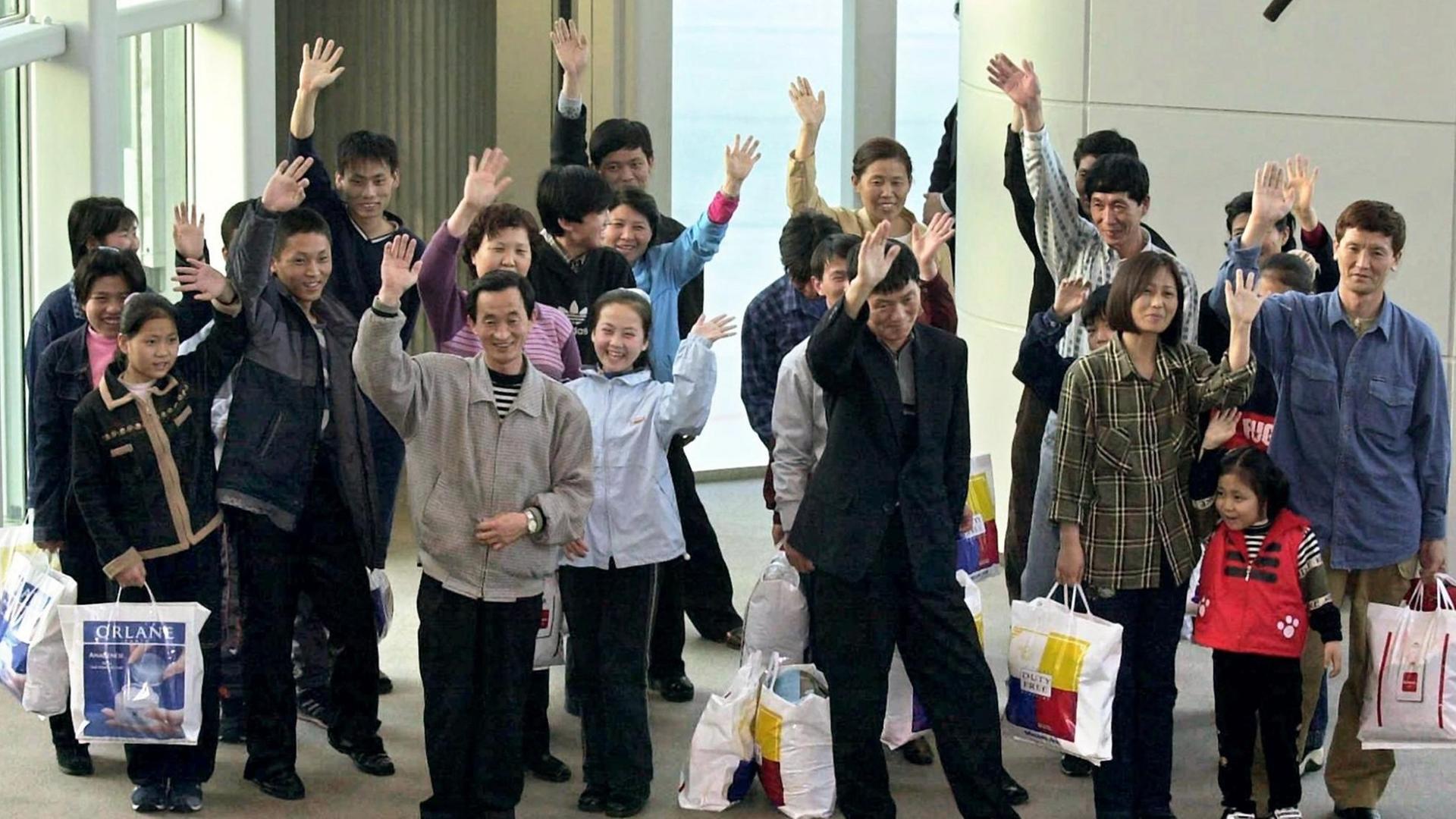 Nordkoreanische Flüchtlinge bei ihrer Ankunft am südkoreanischen Flughafen Inchon. Nordkoreanische Flüchtlinge bei ihrer Ankunft am südkoreanischen Flughafen Inchon.