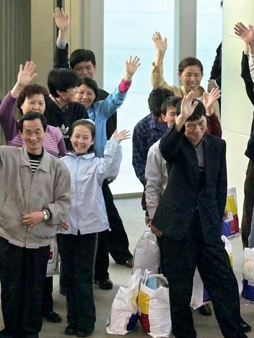 Nordkoreanische Flüchtlinge bei ihrer Ankunft am südkoreanischen Flughafen Inchon.
