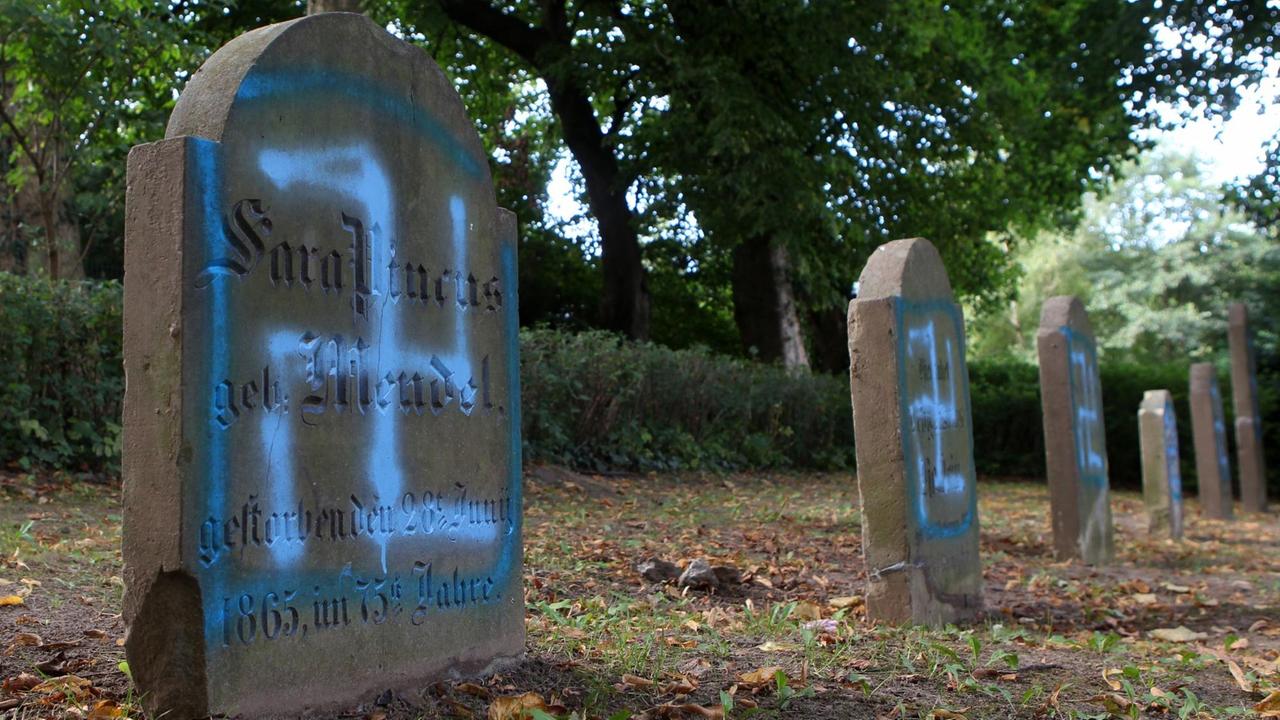 Hakenkreuz-Schmierereien an Grabsteinen auf dem jüdischen Friedhof in Kröpeln (Landkreis Rostock), aufgenommen am 04.09.2012. Unbekannte hatten den Friedhof am frühen Montagmorgen (03.09.2012) mit Hakenkreuzen und nazistischen Parolen geschändet. Dabei tauchen auch die Begriffe "Hansa" und "FCH" des Fußball-Drittligisten FC Hansa Rostock auf. Hakenkreuz-Schmierereien an Grabsteinen auf dem jüdischen Friedhof in Kröpeln (Landkreis Rostock), aufgenommen am 04.09.2012. Unbekannte hatten den Friedhof am frühen Montagmorgen (03.09.2012) mit Hakenkreuzen und nazistischen Parolen geschändet. Dabei tauchen auch die Begriffe "Hansa" und "FCH" des Fußball-Drittligisten FC Hansa Rostock auf.
