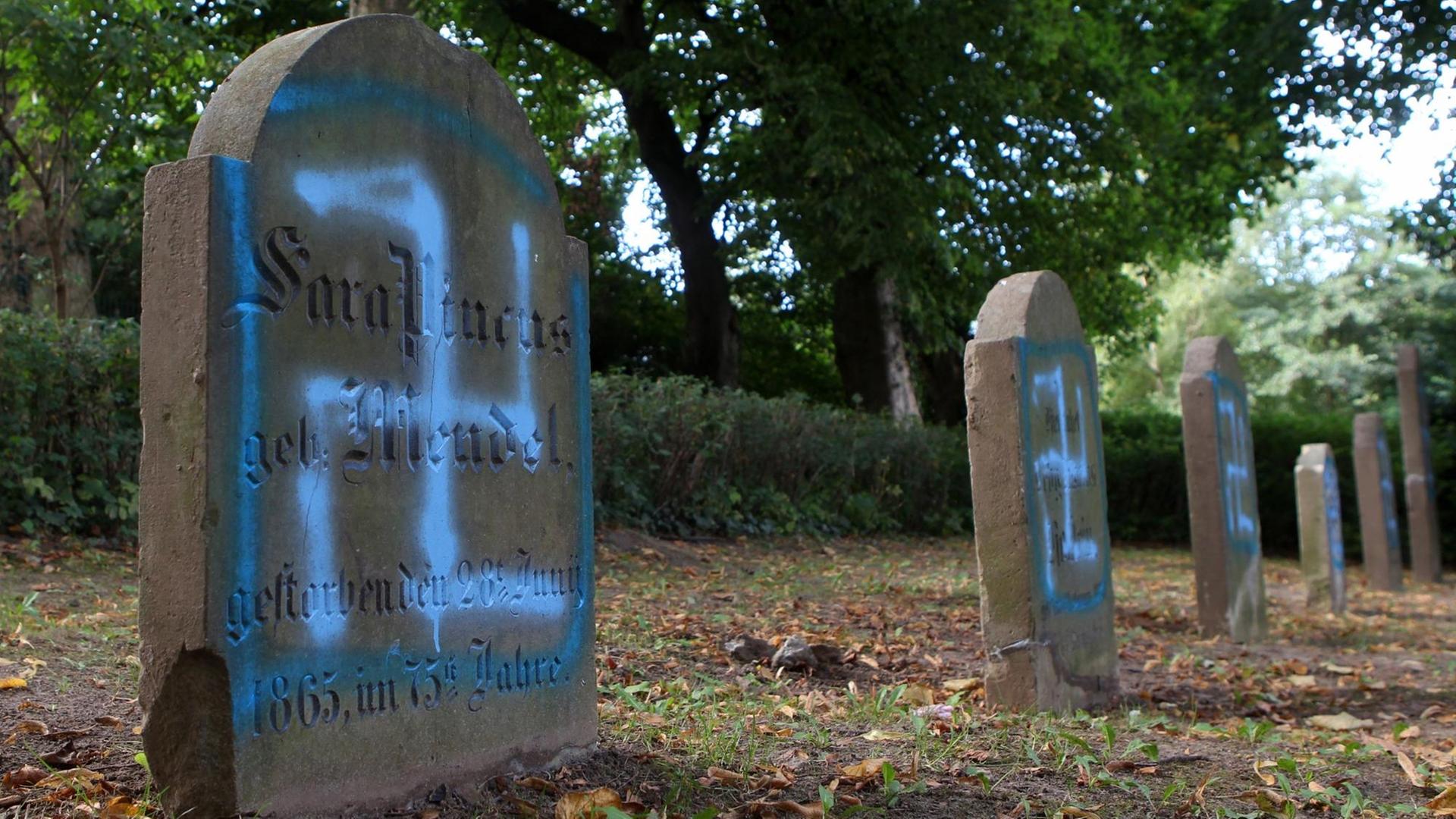 Hakenkreuz-Schmierereien an Grabsteinen auf dem jüdischen Friedhof in Kröpeln (Landkreis Rostock), aufgenommen am 04.09.2012. Unbekannte hatten den Friedhof am frühen Montagmorgen (03.09.2012) mit Hakenkreuzen und nazistischen Parolen geschändet. Dabei tauchen auch die Begriffe "Hansa" und "FCH" des Fußball-Drittligisten FC Hansa Rostock auf. Hakenkreuz-Schmierereien an Grabsteinen auf dem jüdischen Friedhof in Kröpeln (Landkreis Rostock), aufgenommen am 04.09.2012. Unbekannte hatten den Friedhof am frühen Montagmorgen (03.09.2012) mit Hakenkreuzen und nazistischen Parolen geschändet. Dabei tauchen auch die Begriffe "Hansa" und "FCH" des Fußball-Drittligisten FC Hansa Rostock auf.
