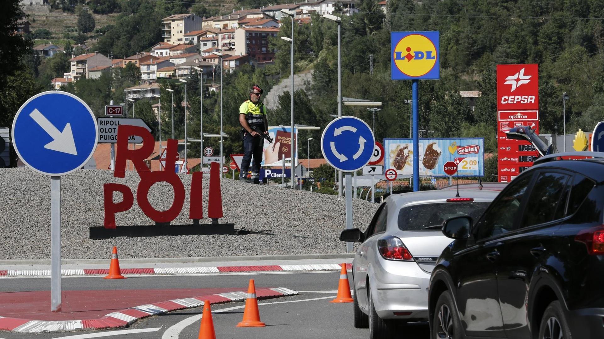 Ortseinfahrt in Ripoll, Katalonien. Ortseinfahrt in Ripoll, Katalonien.