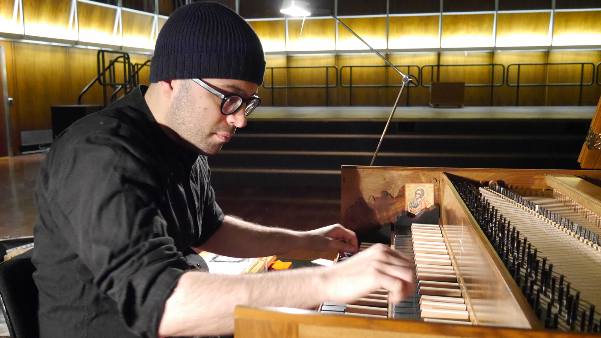 Der iranische Cembalist Mahan Esfahani spielt bei einer Produktion im Deutschlandfunk Kammermusiksaal auf dem Cembalo
