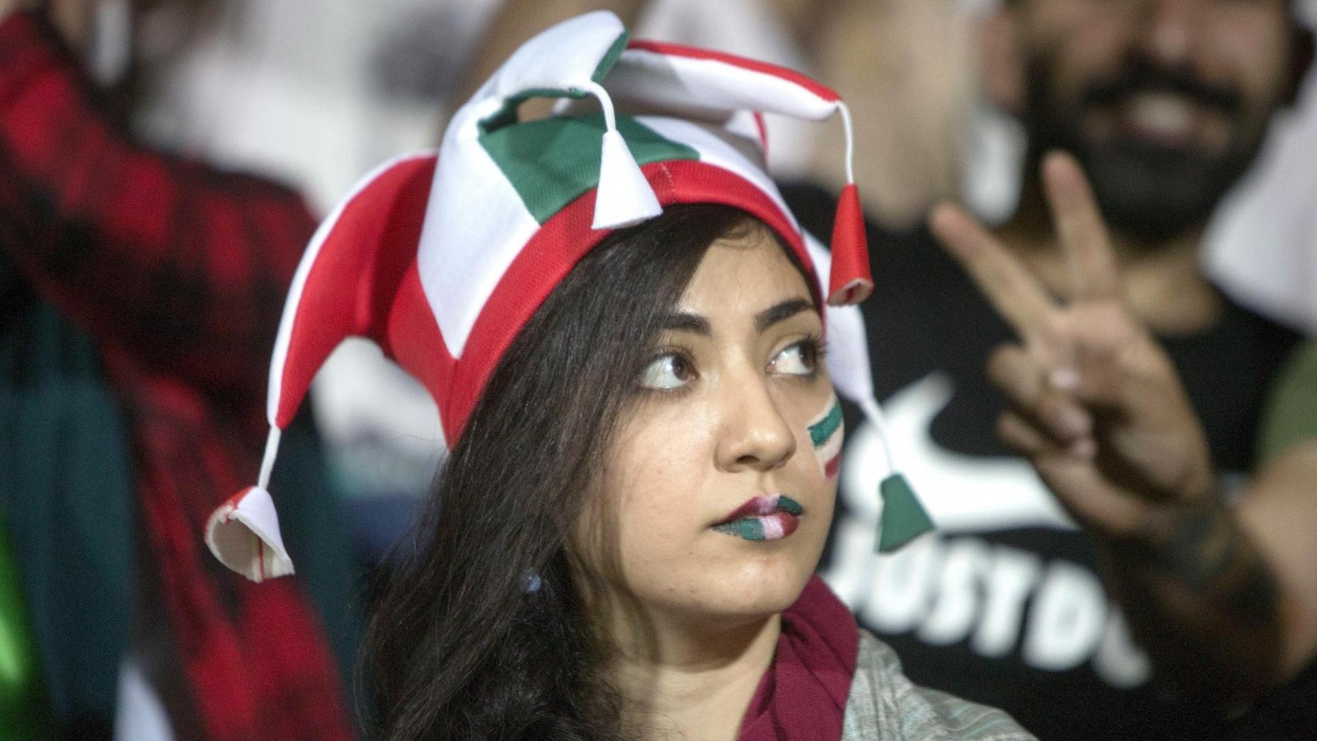 Das Foto zeigt eine Iranerin auf der Tribüne des Azadi-Stadions bei einem Fußballspiel in Teheran