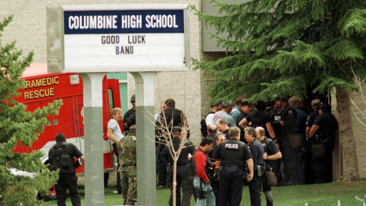 Polizisten am Tatort der Columbine High School Polizisten am Tatort der Columbine High School