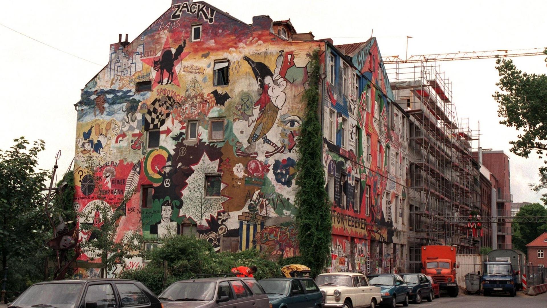 Blick in die Hamburger Hafenstraße mit bunt bemalen Häuserfassaden, aufgenommen am 20.6.1996. Blick in die Hamburger Hafenstraße mit bunt bemalen Häuserfassaden, aufgenommen am 20.6.1996.