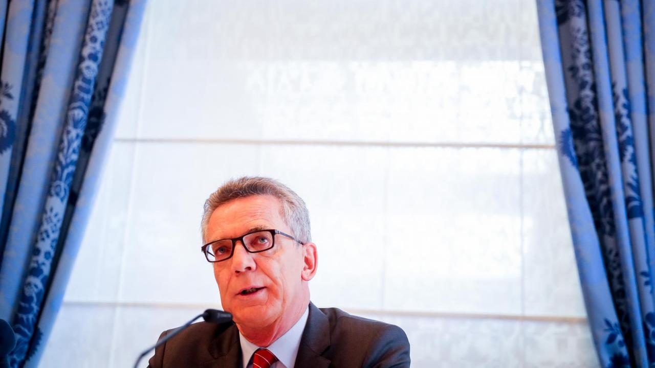 Bundesinnenminister Thomas de Maiziere (CDU) spricht am 19.08.2016 in Berlin nach der Innenministerkonferenz von CDU/CSU auf einer Pressekonferenz zu den Medienvertretern. Bundesinnenminister Thomas de Maiziere (CDU) spricht am 19.08.2016 in Berlin nach der Innenministerkonferenz von CDU/CSU auf einer Pressekonferenz zu den Medienvertretern.