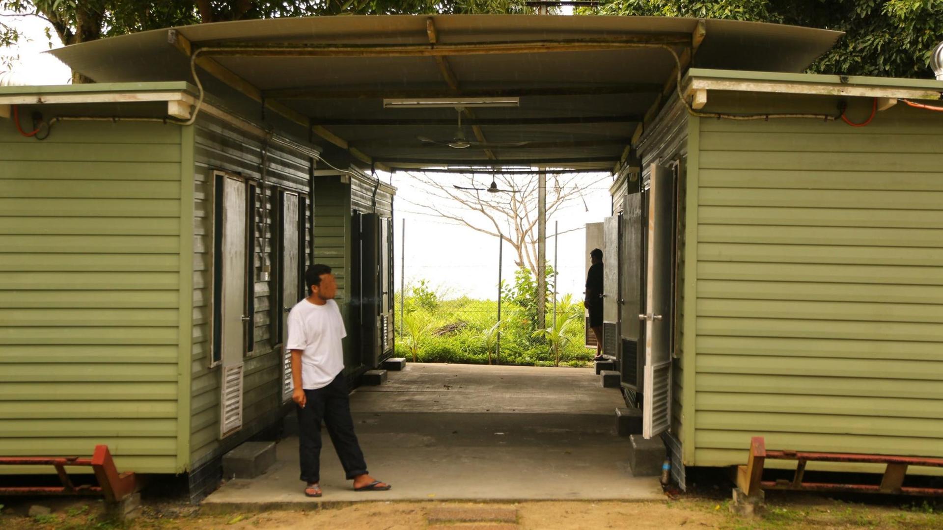 Eine Aufnahme des australischen Imigrations-Ministeriums vom 1.08.2013 zeigt einen Asylbewerber, der auf der Insel Manus in Papua Neuguinea angekommen ist.