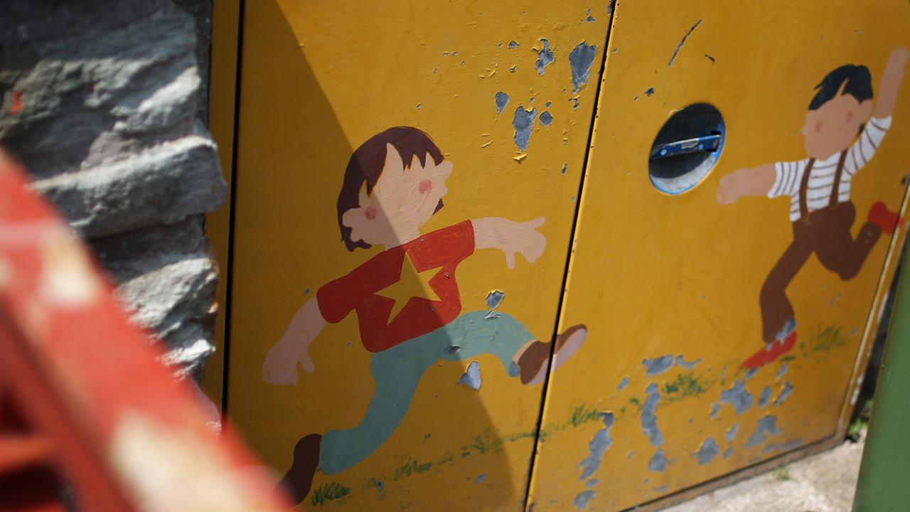 Spielende Kinder sind auf Mülltonnentüren der Katholischen Kindertagesstätte Maria Königin in Mainz (Rheinland-Pfalz) gemalt. Nach mutmaßlichen sexuellen Übergriffen unter Kindern hat die katholische Kirche die Kindertagesstätte vorübergehend dicht gemacht. Die Vorfälle beschäftigen jetzt auch Ermittler und Behörden. Das Landesjugendamt kritisierte am Donnerstag die Verantwortlichen. Spielende Kinder sind auf Mülltonnentüren der Katholischen Kindertagesstätte Maria Königin in Mainz (Rheinland-Pfalz) gemalt. Nach mutmaßlichen sexuellen Übergriffen unter Kindern hat die katholische Kirche die Kindertagesstätte vorübergehend dicht gemacht. Die Vorfälle beschäftigen jetzt auch Ermittler und Behörden. Das Landesjugendamt kritisierte am Donnerstag die Verantwortlichen.