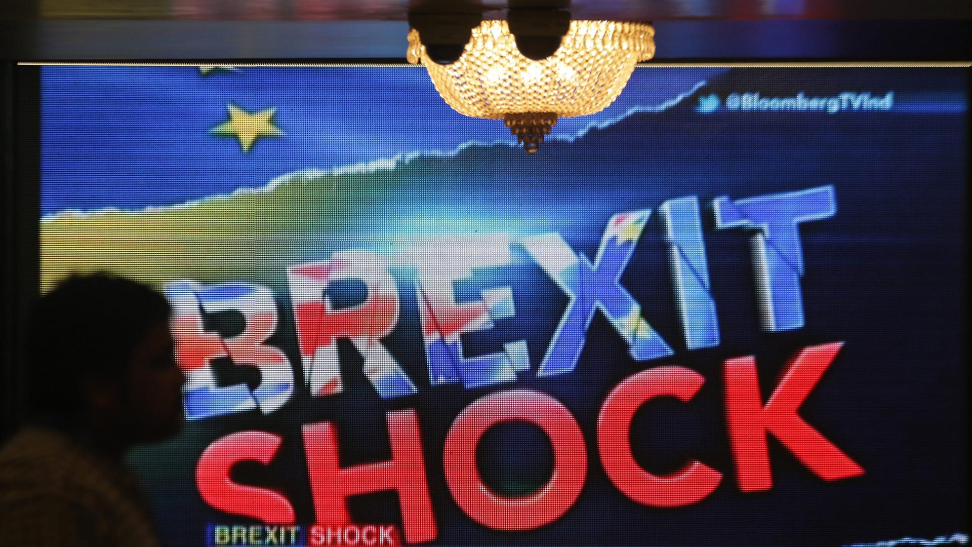 "Brexit Shock" - die News der britischen Entscheidung für den EU-Austritt an der Börse in Mumbai in Indien "Brexit Shock" - die News der britischen Entscheidung für den EU-Austritt an der Börse in Mumbai in Indien