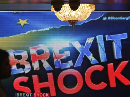 "Brexit Shock" - die News der britischen Entscheidung für den EU-Austritt an der Börse in Mumbai in Indien