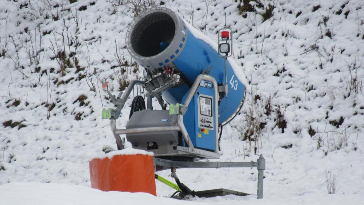 Eine Schneekanone am Pistenrand Eine Schneekanone am Pistenrand