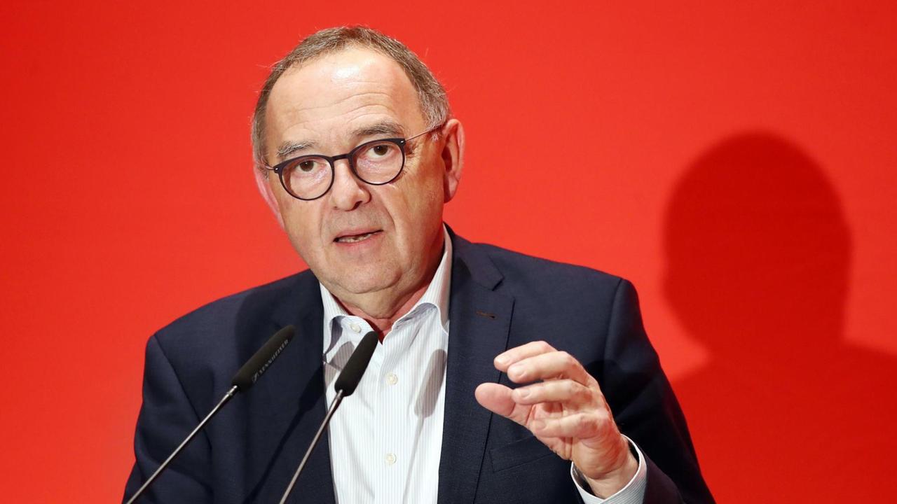24.01.2020, Thüringen, Erfurt: Norbert Walter-Borjans, einer der beiden Bundesvorsitzenden der SPD, spricht beim außerordentlichen SPD-Landesparteitag Thüringen. Im Mittelpunkt steht die Beteiligung der Sozialdemokraten an einer rot-rot-grünen Minderheitsregierung in Thüringen. Foto: Bodo Schackow/dpa-Zentralbild/dpa | Verwendung weltweit 24.01.2020, Thüringen, Erfurt: Norbert Walter-Borjans, einer der beiden Bundesvorsitzenden der SPD, spricht beim außerordentlichen SPD-Landesparteitag Thüringen. Im Mittelpunkt steht die Beteiligung der Sozialdemokraten an einer rot-rot-grünen Minderheitsregierung in Thüringen. Foto: Bodo Schackow/dpa-Zentralbild/dpa | Verwendung weltweit